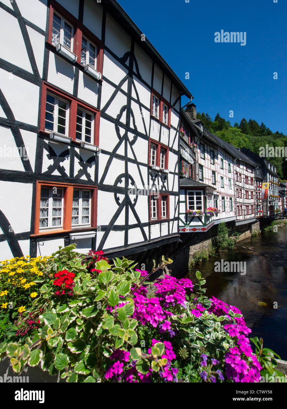 Voir d'anciennes maisons à colombages dans le village historique de Monschau dans la région de l'Eifel de l'Allemagne Banque D'Images