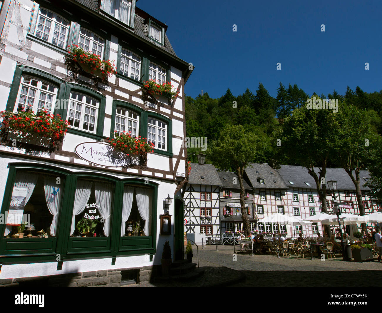 Voir d'anciennes maisons à colombages dans le village historique de Monschau dans la région de l'Eifel de l'Allemagne Banque D'Images