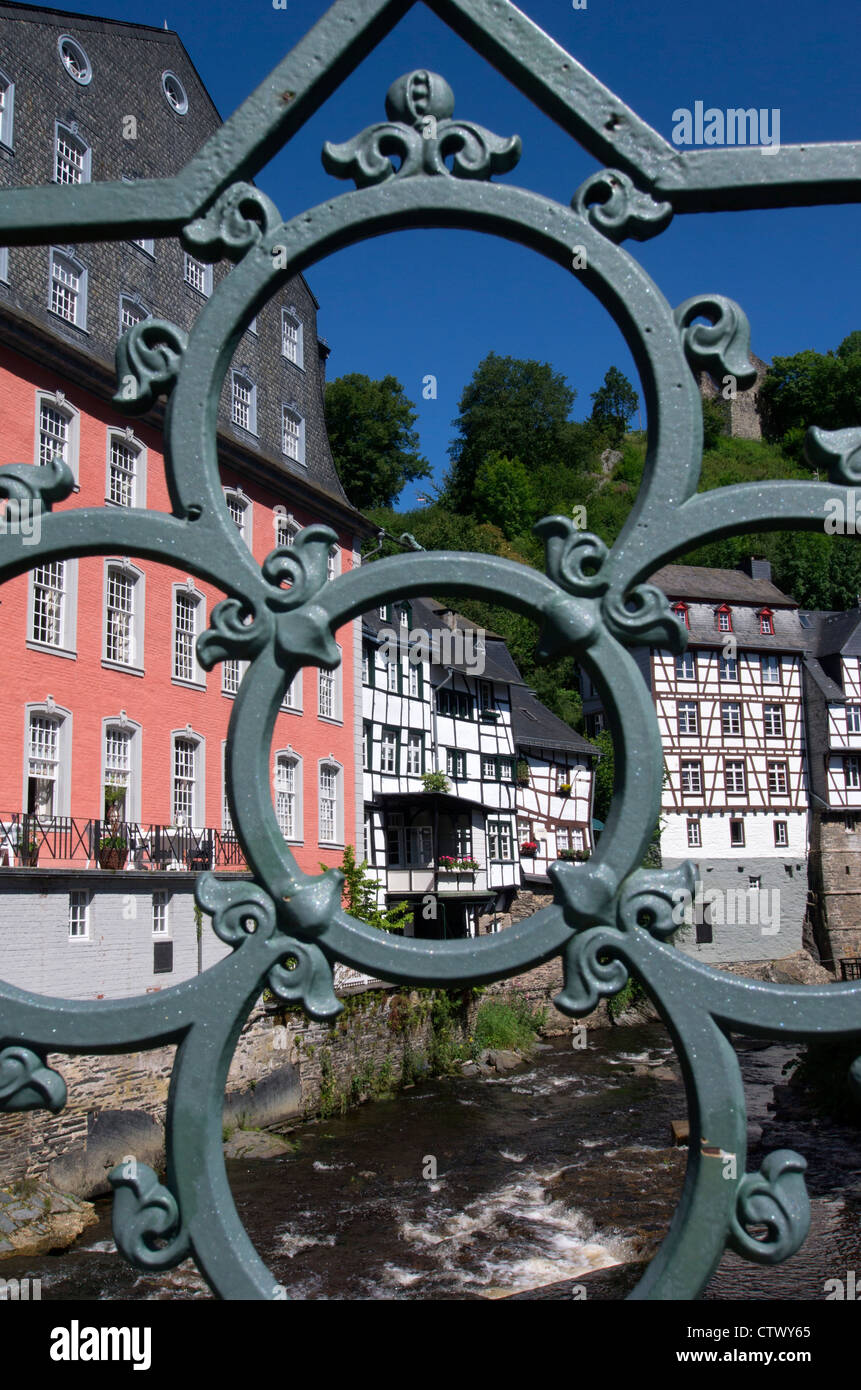 Voir d'anciennes maisons à colombages dans le village historique de Monschau dans la région de l'Eifel de l'Allemagne Banque D'Images