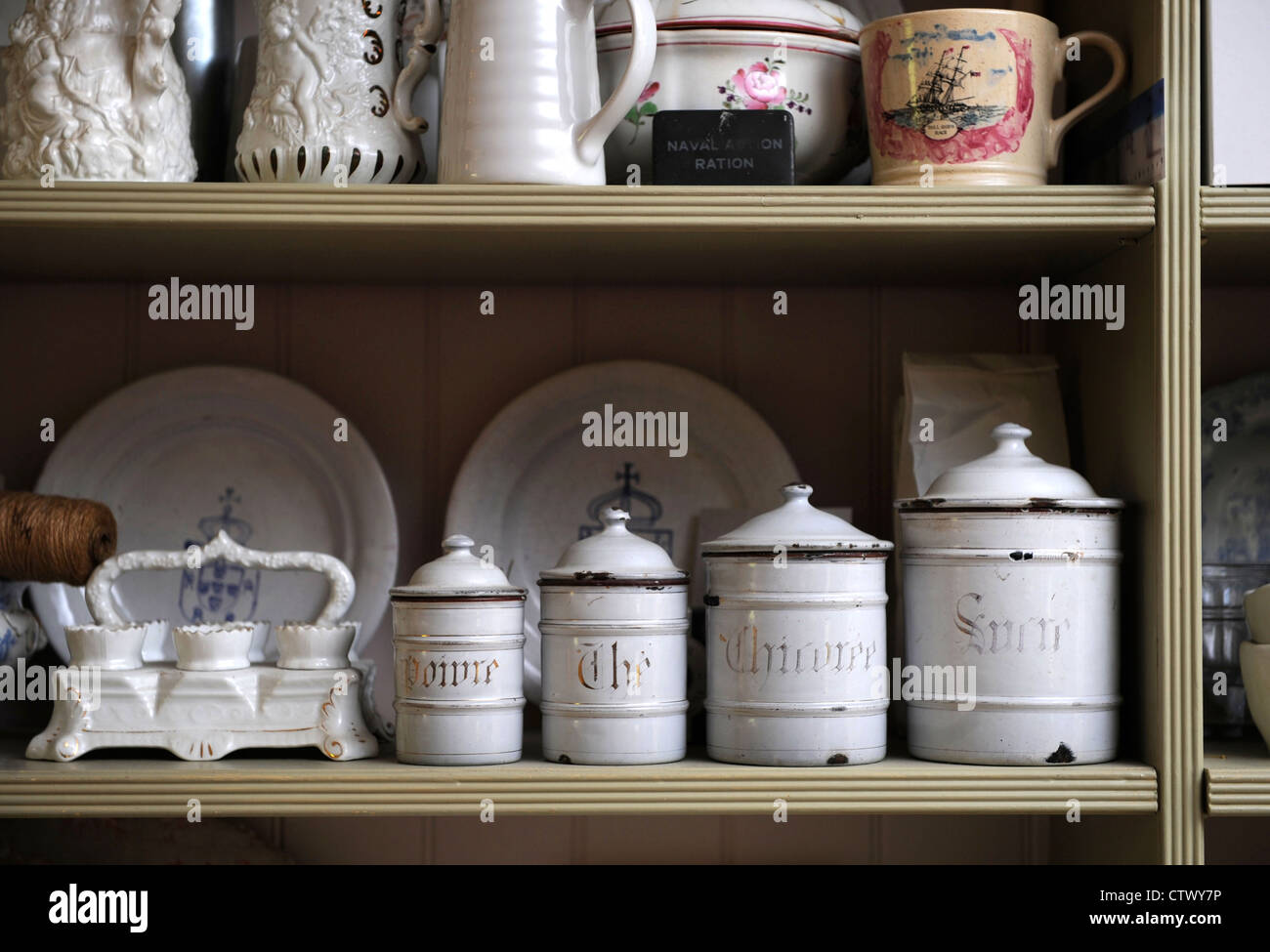 Cottage traditionnel cuisine intérieur avec pots de rangement vintage UK Banque D'Images