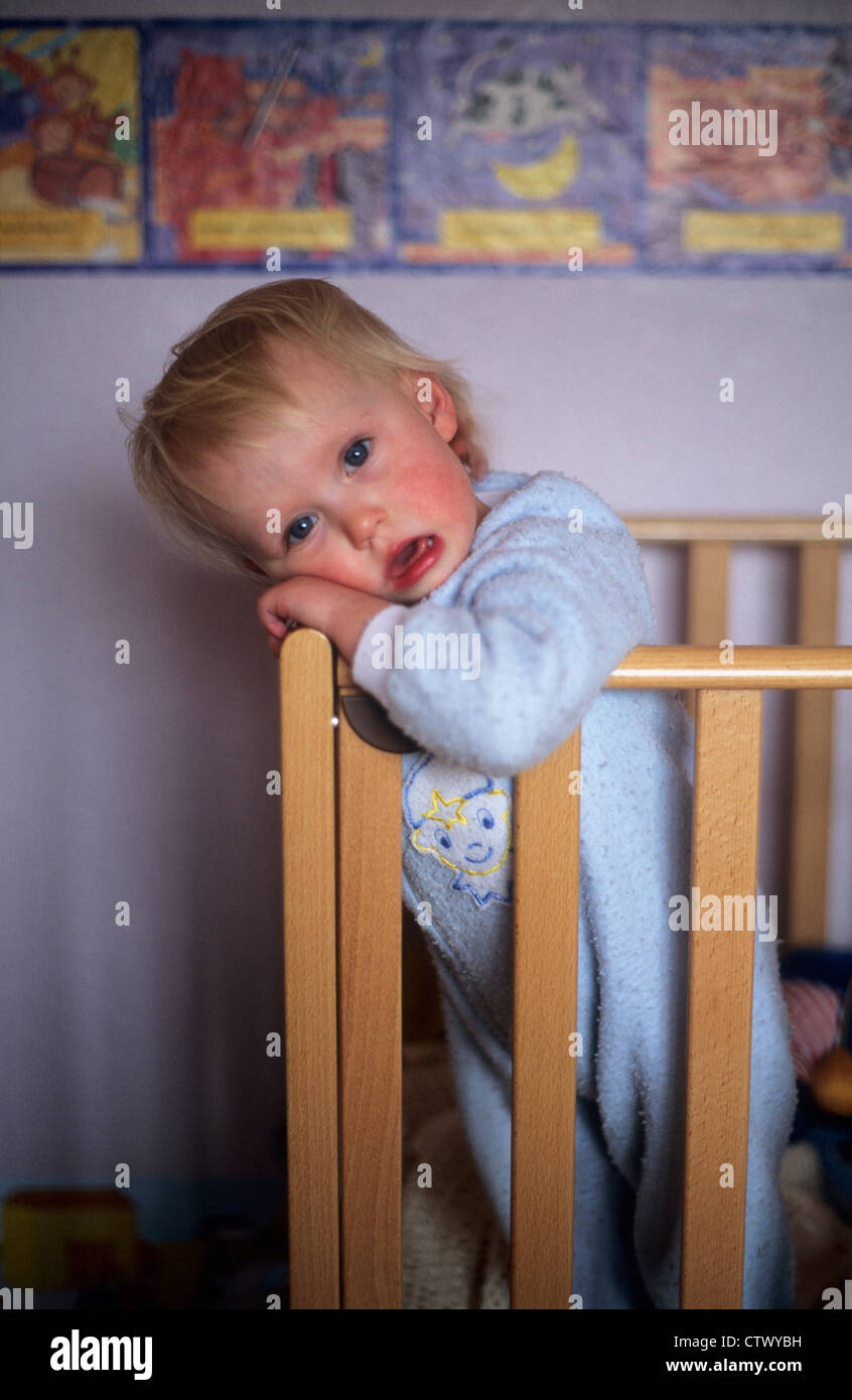 Malheureux Enfant Debout Dans Lit Bebe Age D Environ 1 1 2 Photo Stock Alamy