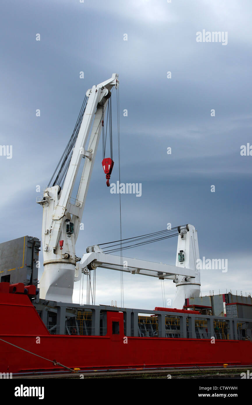 Deux grues de navire sur un pont du cargoship Banque D'Images