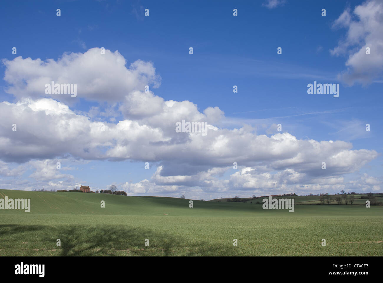 Soleil, ciel nuageux, scène de ferme dans la campagne du Warwickshire Banque D'Images