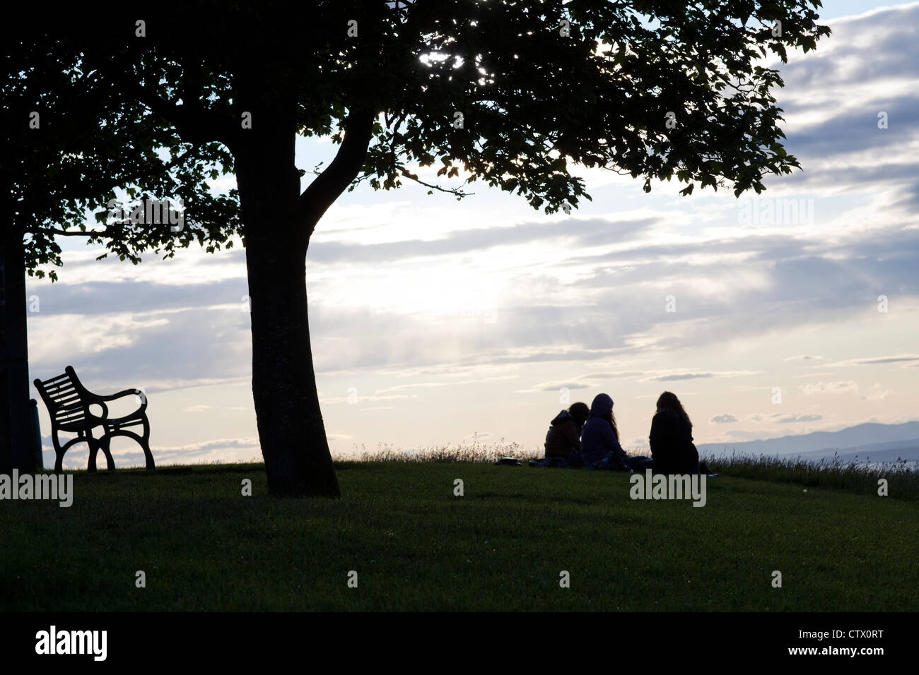 Les gens au coucher du soleil à la recherche à vue depuis Calton Hill Edinburgh Banque D'Images