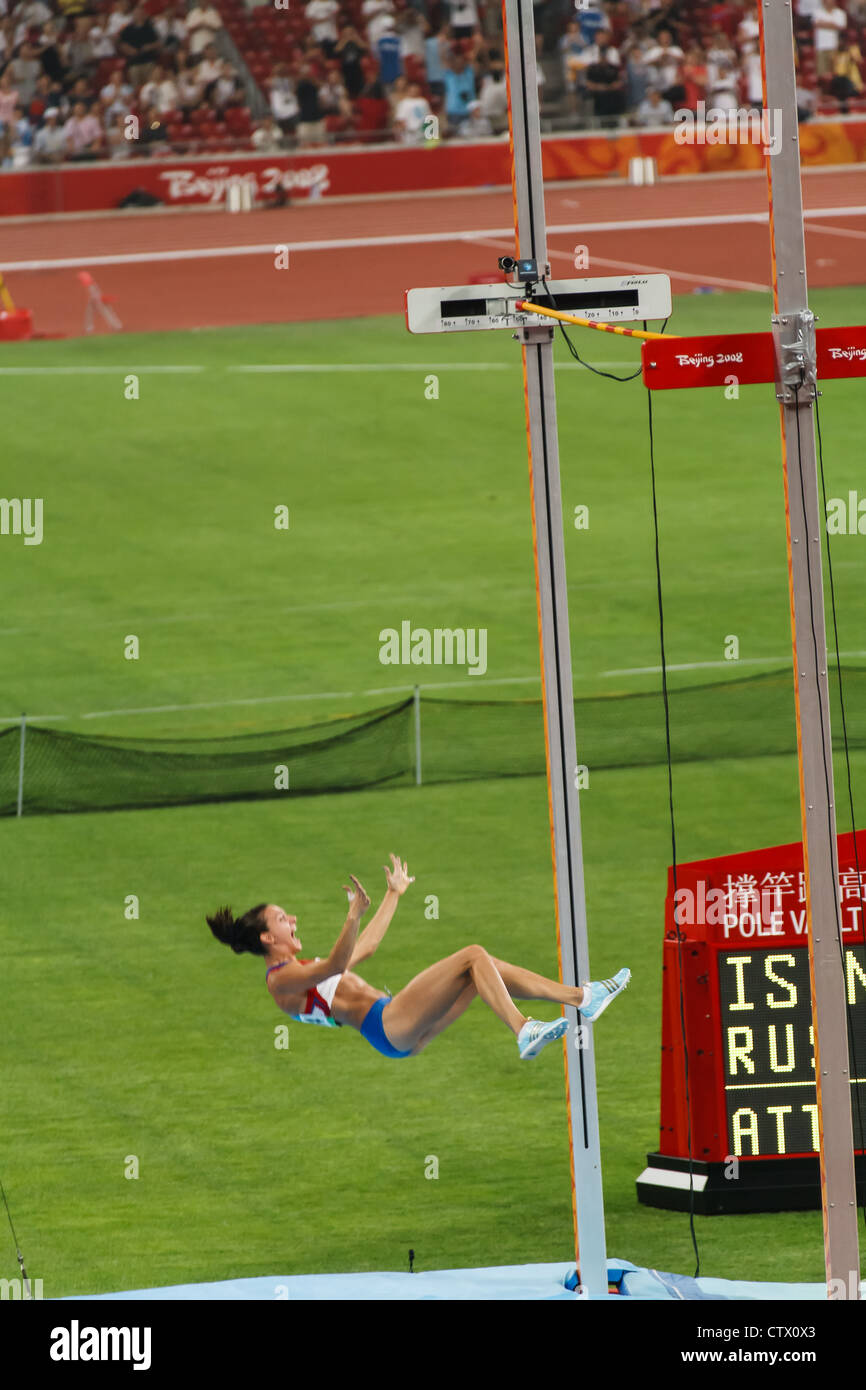 Beijing, Chine Russie Yelena Isinbayeva la glisse sur la barre pour briser le record du monde de saut à la perche et gagner l'or chez les femmes Banque D'Images