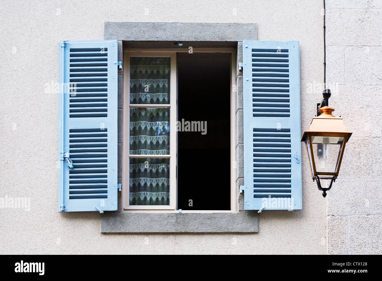 Des volets bleus sur une porte-fenêtre. Banque D'Images