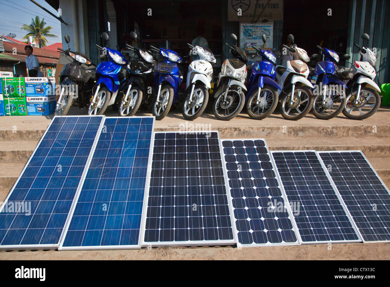 Lots De Panneaux Solaires à Vendre Des motos et des panneaux solaires à vendre à KENGTUNG également connu sous le nom de KYAINGTONG - Myanmar Photo Stock - Alamy