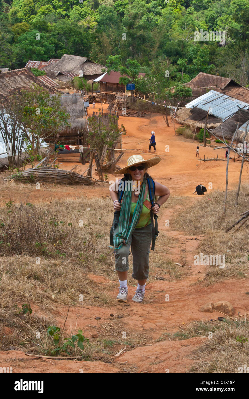 CHRISTINE KOLISCH treks dans un village AKHA près de Kengtung également connu sous le nom de KYAINGTONG - MYANMAR MR Banque D'Images