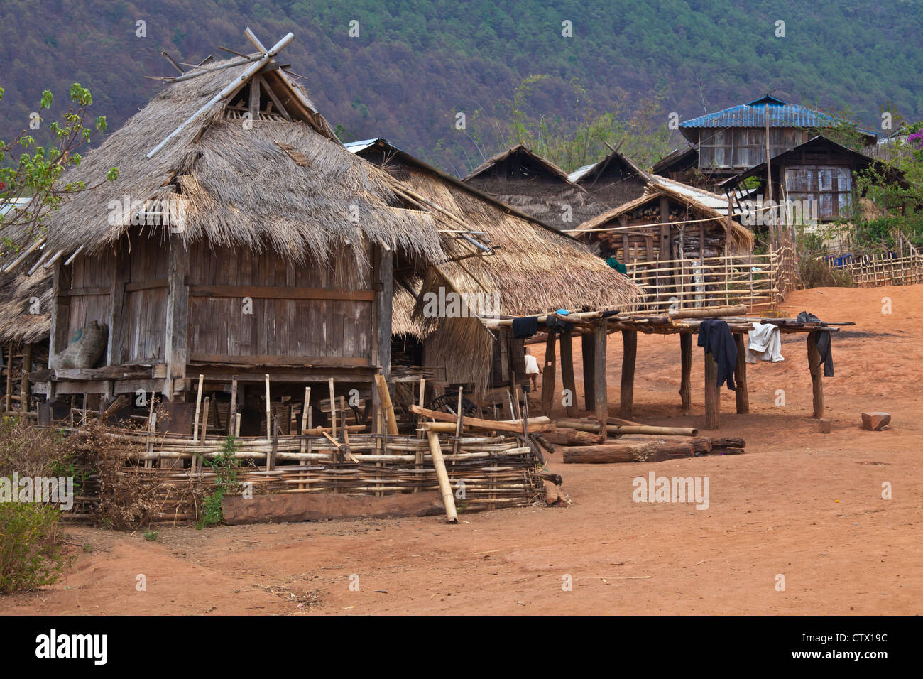 Maisons d'un village AKHA typique près de Kengtung également connu sous le nom de KYAINGTONG - Myanmar Banque D'Images