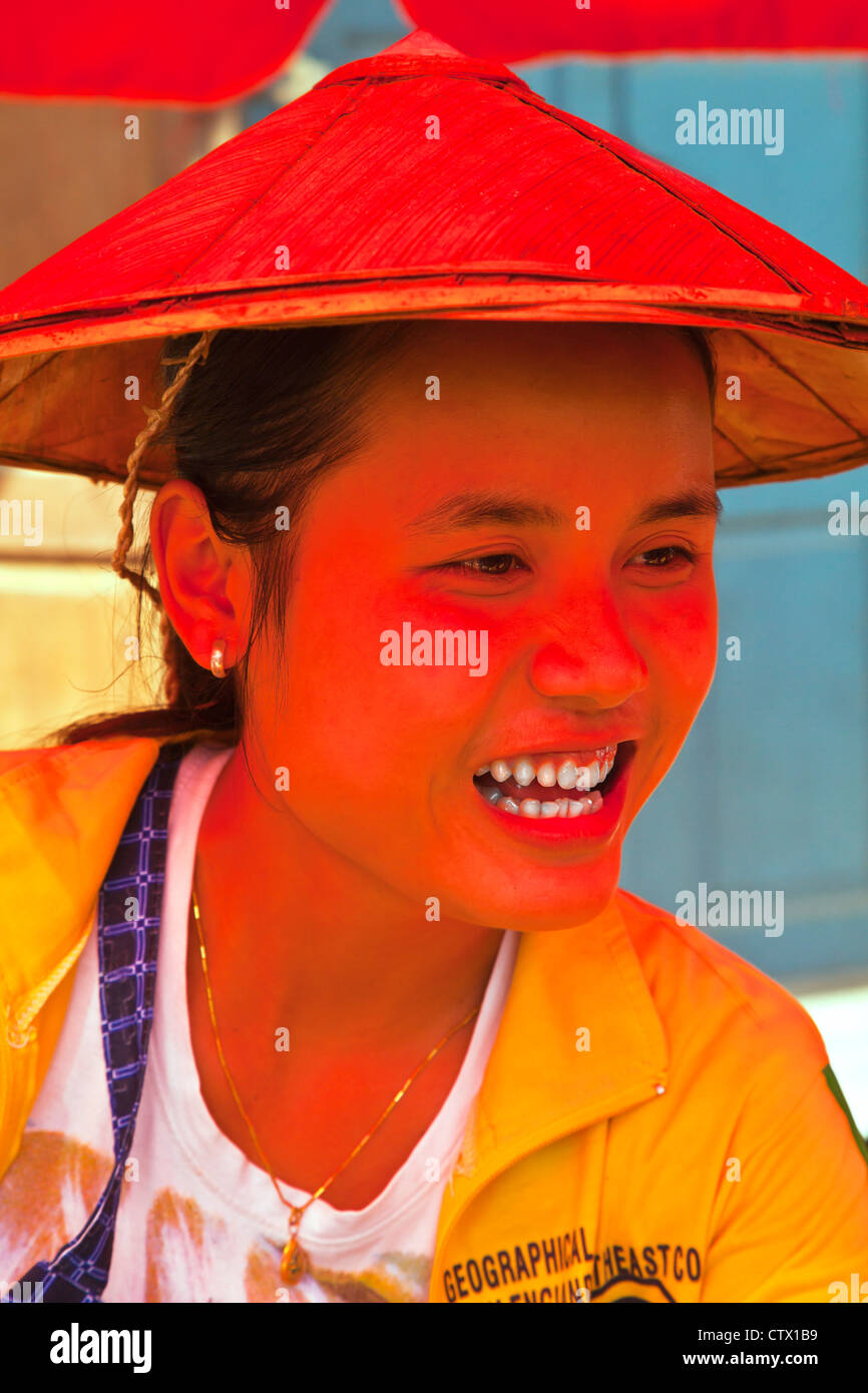 Une femme birmane sourit tout en vendant sur le marché central de Kengtung également connu sous le nom de KYAINGTONG - Myanmar Banque D'Images