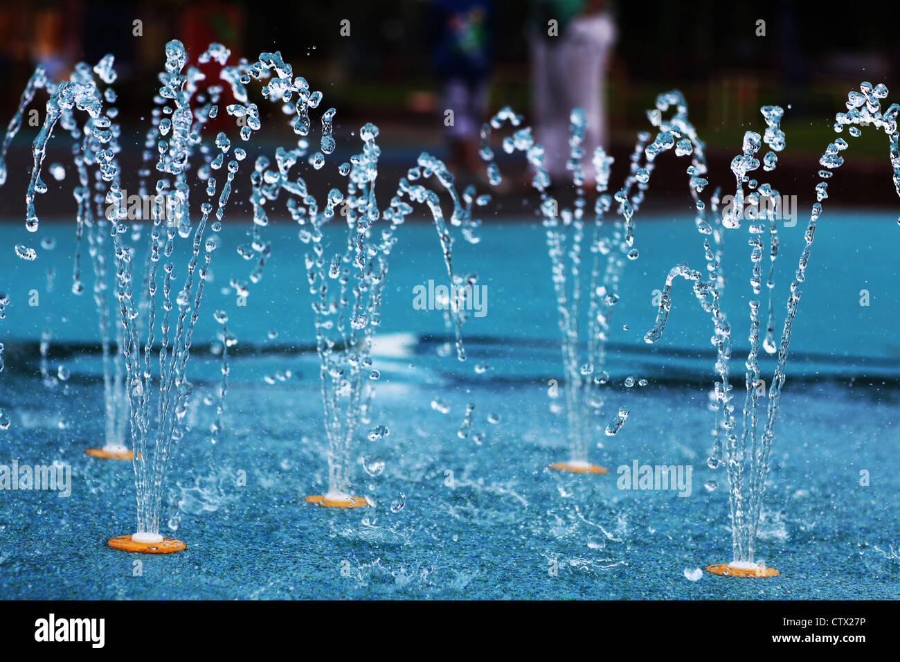 Les fontaines d'eau dans un parc de jeu Banque D'Images