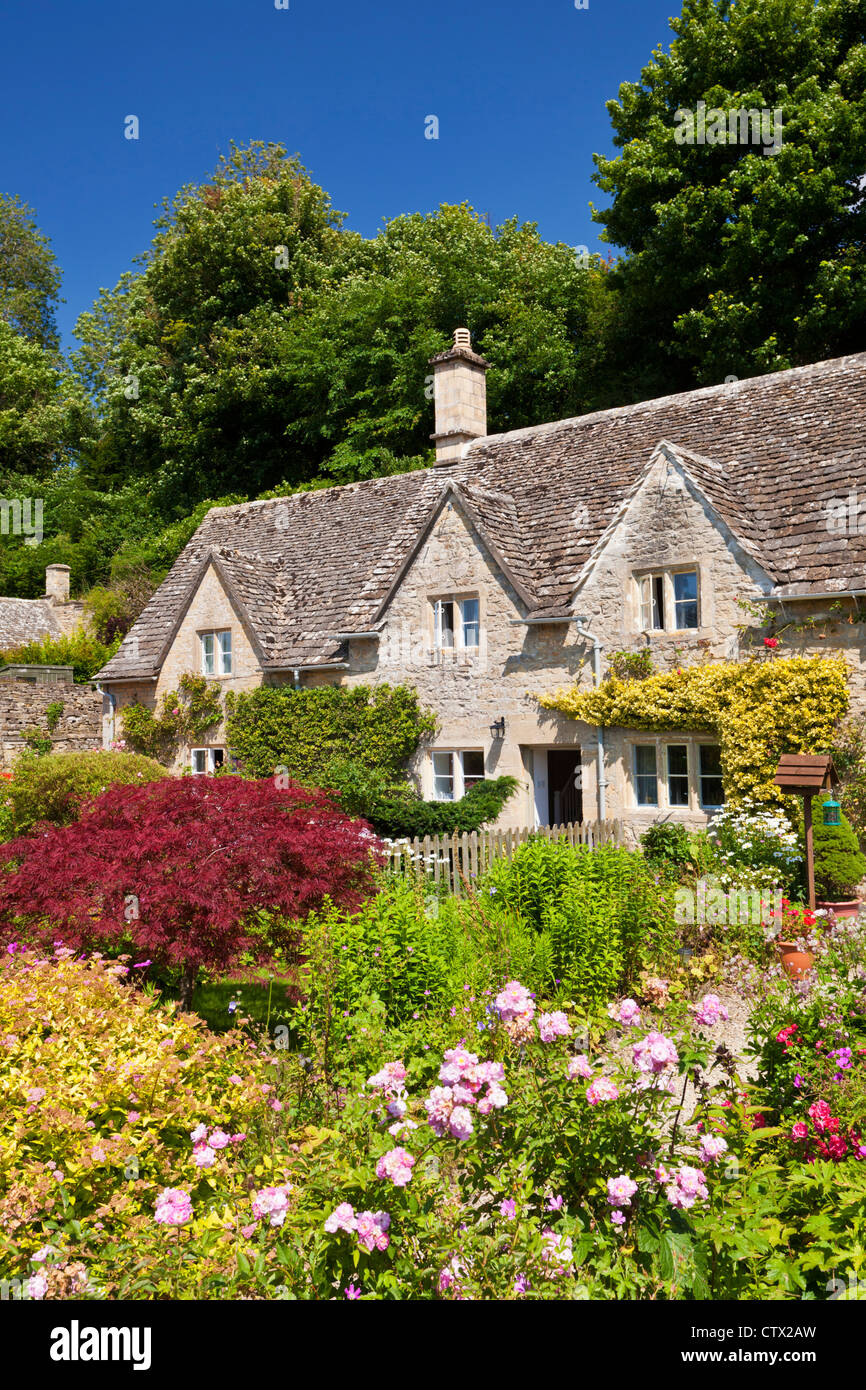 Jolis cottages traditionnels et jardins fleuris dans le pittoresque village des Cotswolds de Bibury Gloucestershire Angleterre GB Europe Banque D'Images