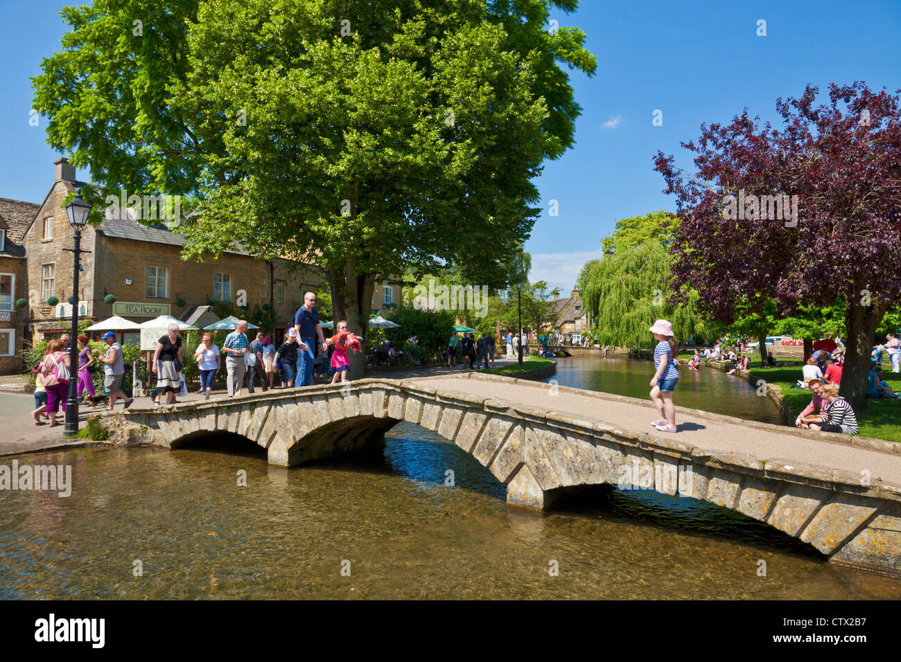 Cotswold village de Bourton sur l'eau avec pont au-dessus de la rivière Windrush à Bourton sur l'eau Cotswolds Gloucestershire Angleterre GB Europe Banque D'Images