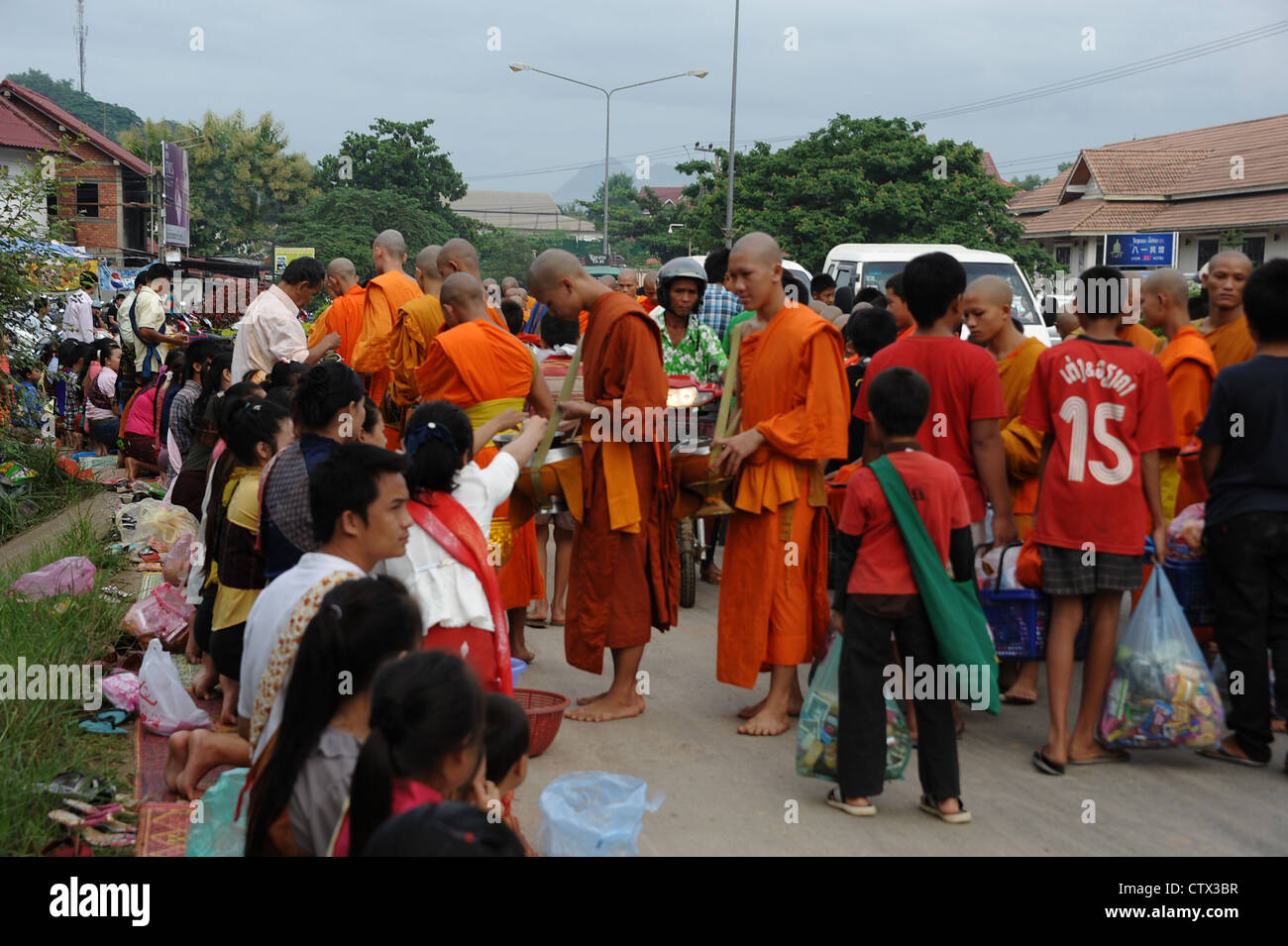 Les moines bouddhistes, la collecte de l'aumône pendant le Carême. Luang Brabang. Banque D'Images