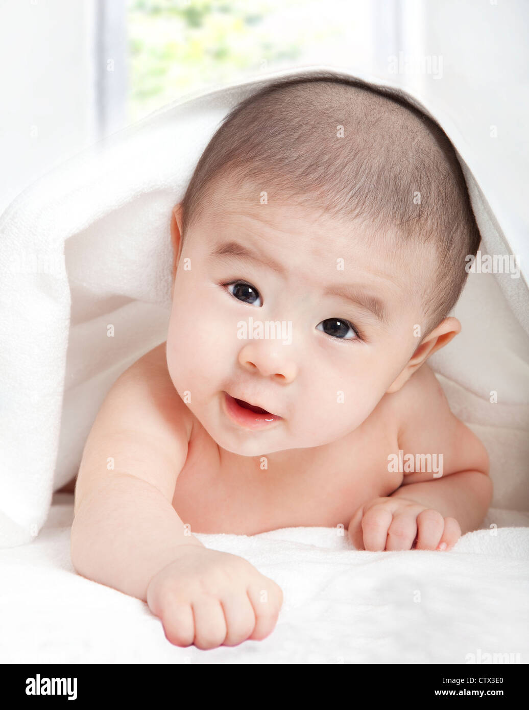 Bebe Asiatique Avec Serviette Photo Stock Alamy