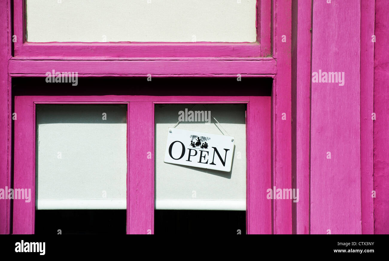 Ouvrir Ouvrir une librairie rose porte. Hay on Wye, Powys, Pays de Galles. Banque D'Images