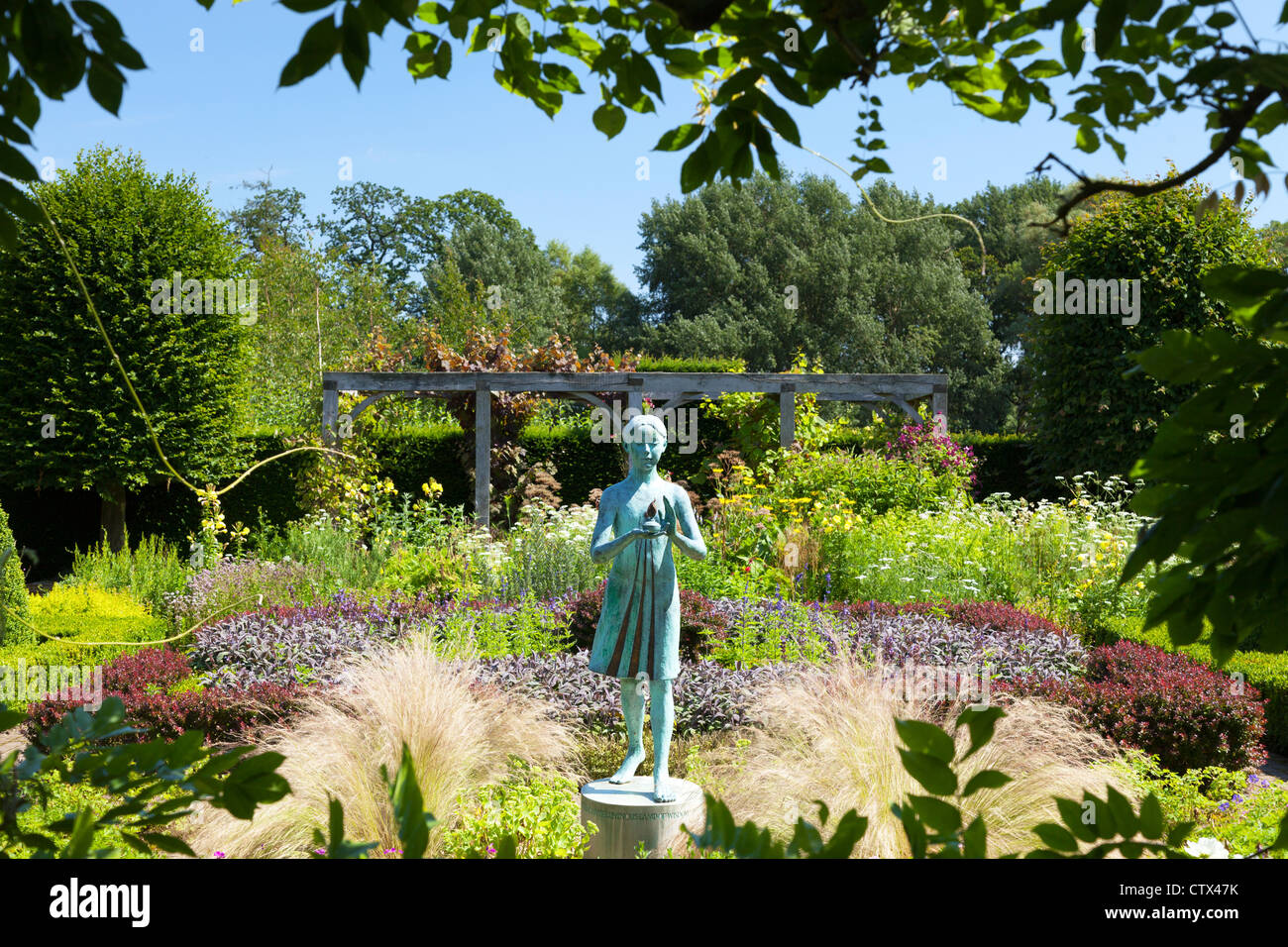 Waterperry Gardens - sculpture du petit enfant bleu avec une lanterne 7 Banque D'Images