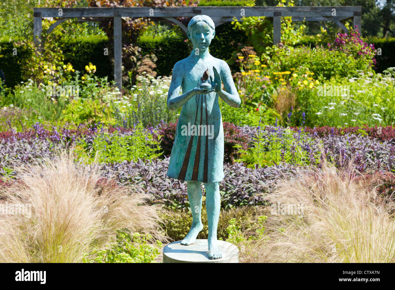 Waterperry Gardens - sculpture du petit enfant bleu avec une lanterne 6 Banque D'Images