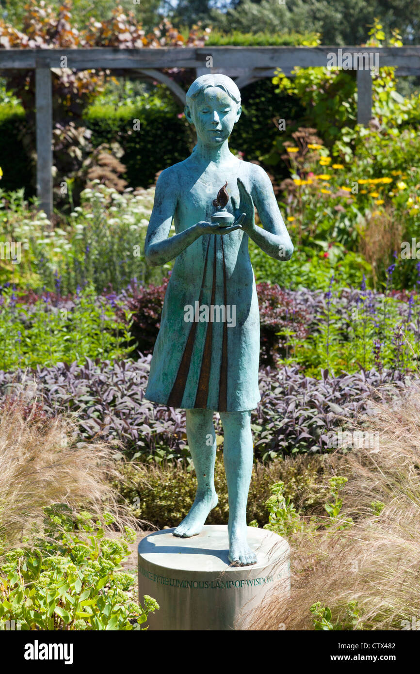 Waterperry Gardens - sculpture du petit enfant bleu avec une lanterne 5 Banque D'Images