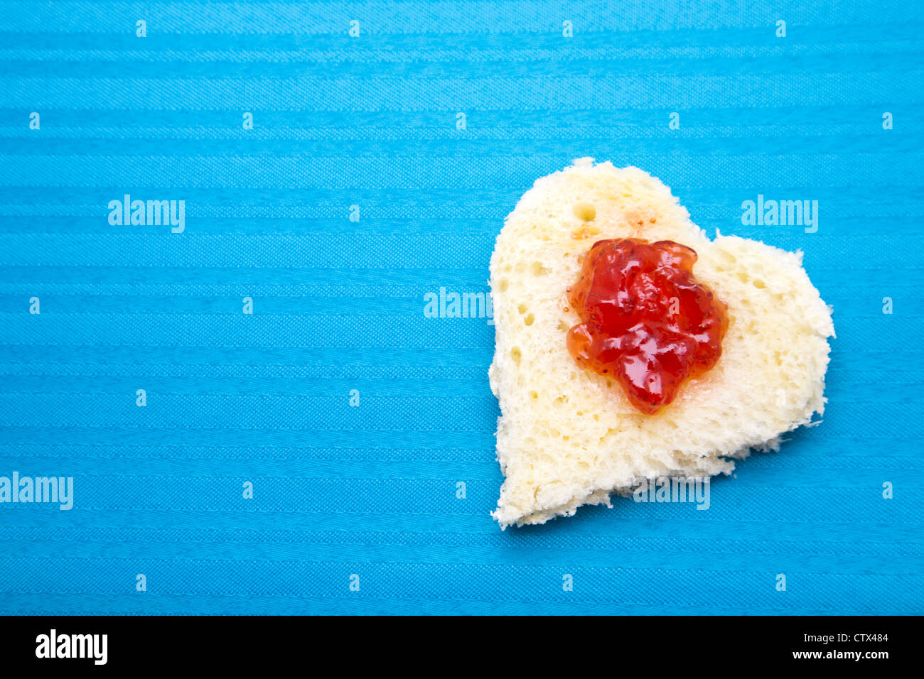 Toast coeur sur fond bleu. Banque D'Images