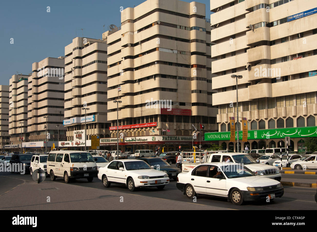 Maisons d'habitation modernes et des immeubles de bureaux à la rue Bank, dans le centre-ville de Sharjah, Emirats Arabes Unis Banque D'Images