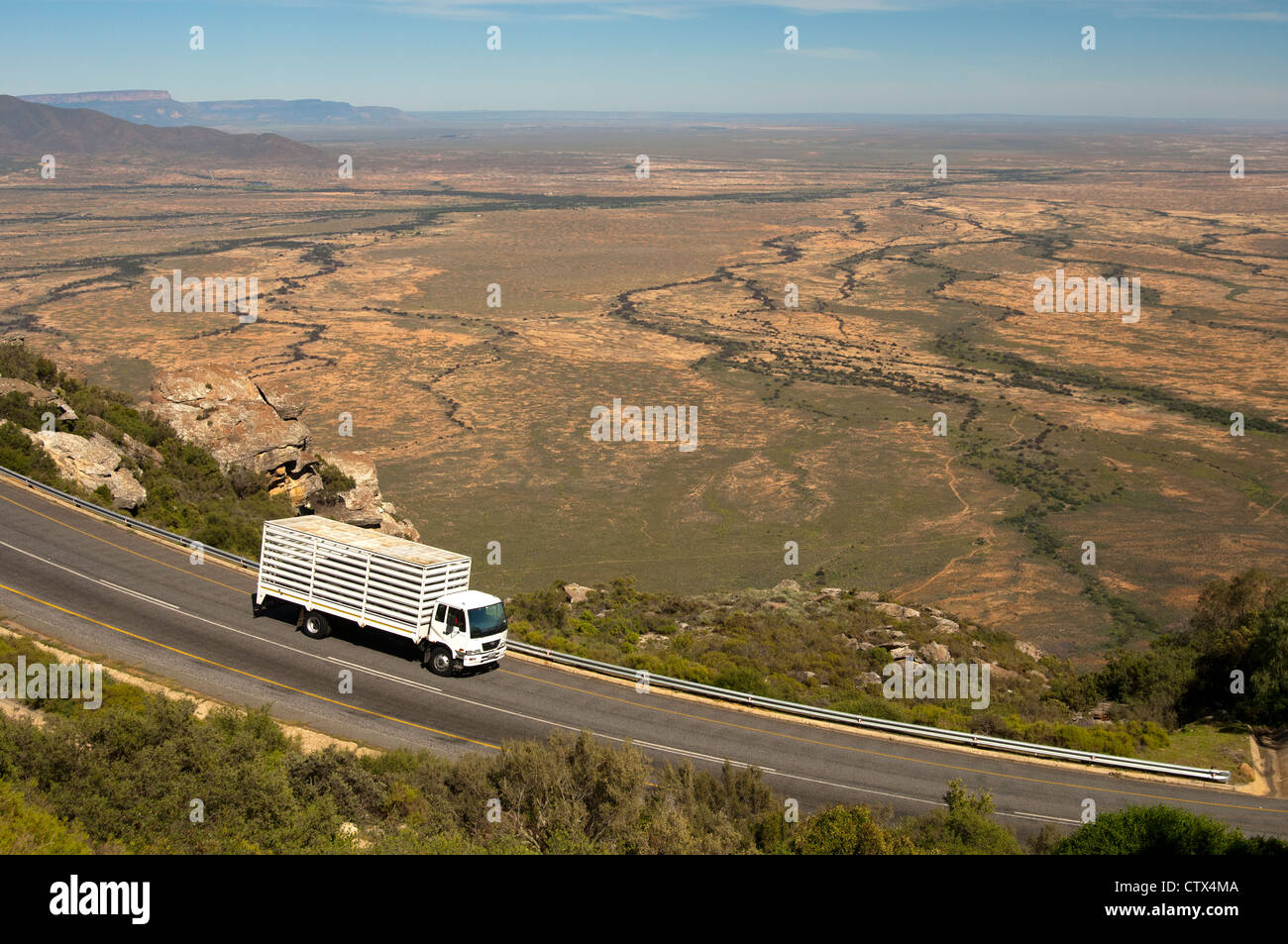 Camion lourd sur la R27 en ordre décroissant de l'Vanrhyns passent, province de Western Cape, Afrique du Sud Banque D'Images