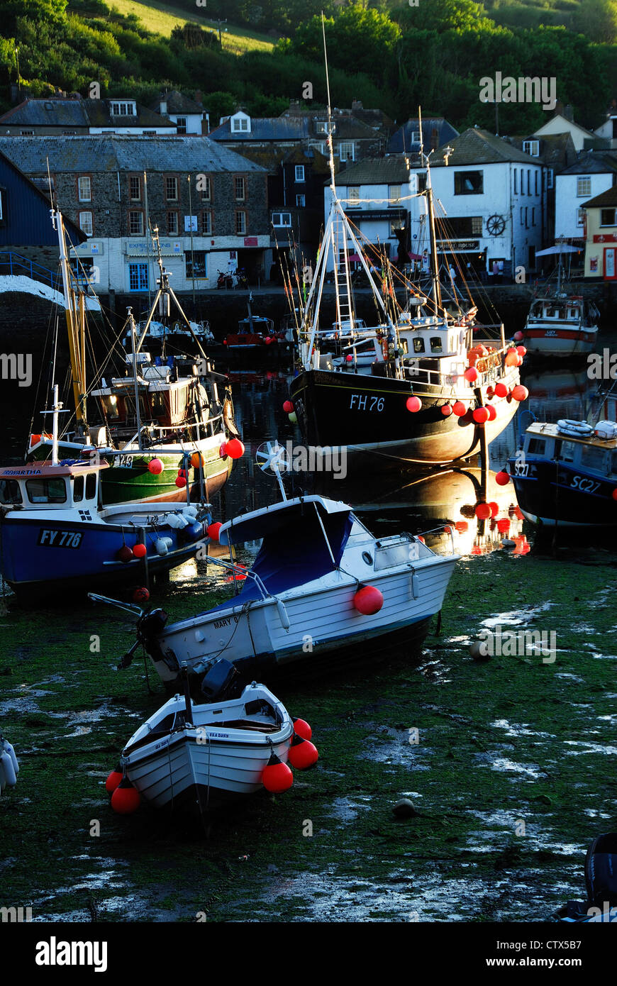 Une vue sur le port à marée basse Mevagissey Cornwall UK Banque D'Images