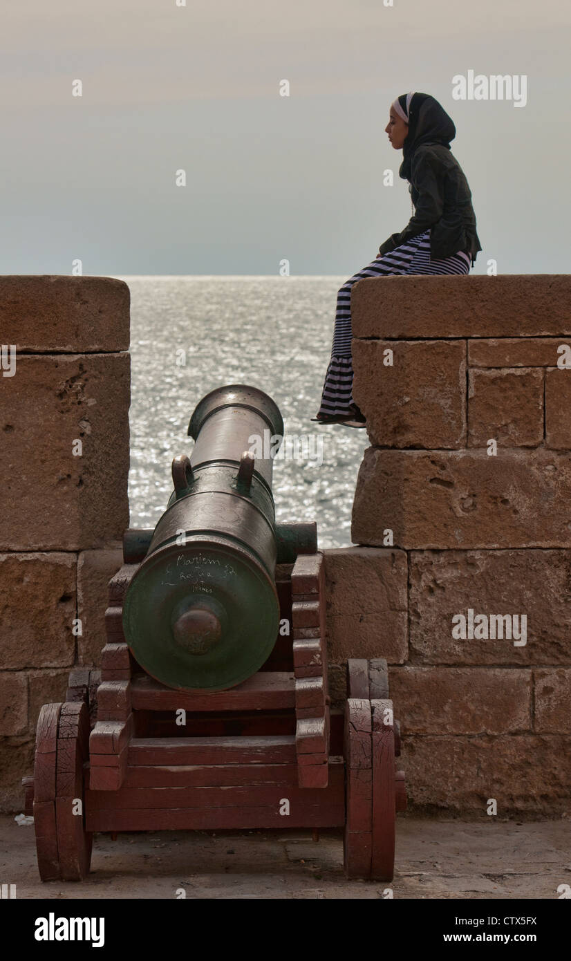 Cannon et au sommet de la Skala du Ville bastion historique et remparts à Essaouira, Maroc Banque D'Images