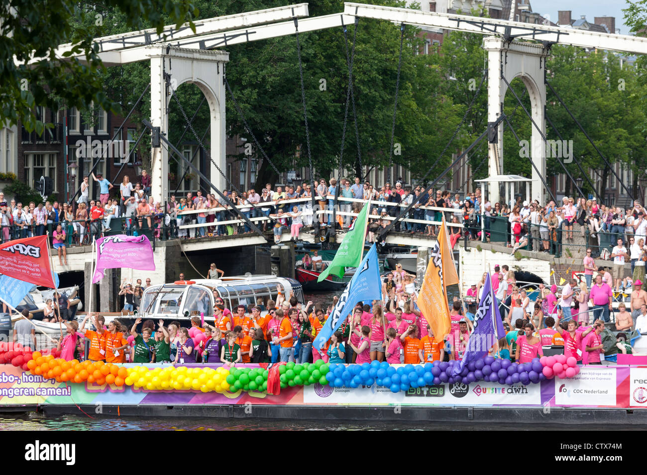 Amsterdam Gay Pride Parade 2012 Canal. Flotteur de gay youth organisation Expreszo. Décorées avec des ballons de couleur arc-en-ciel. Banque D'Images