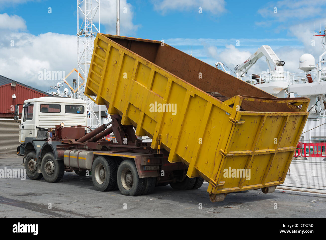 Un camion contenant un anneau de levage à Killybegs Harbour, comté de Donegal, en République d'Irlande. Banque D'Images