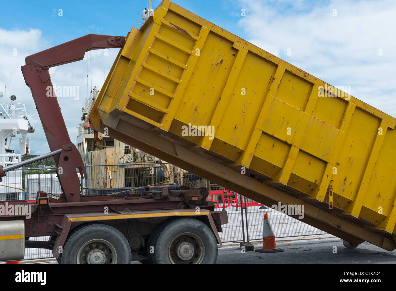 Un camion contenant un anneau de levage à Killybegs Harbour, comté de Donegal, en République d'Irlande. Banque D'Images