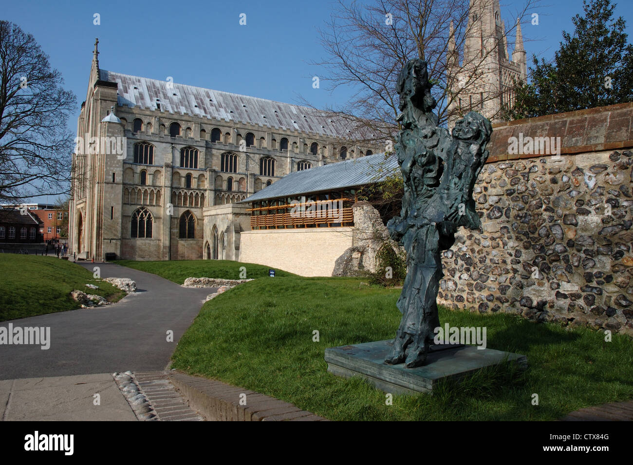 Cathédrale de Norwich et le Hostry récemment construit, a officiellement ouvert le 4 mai 2010 par SM la Reine avec la sculpture moderne au premier plan Banque D'Images