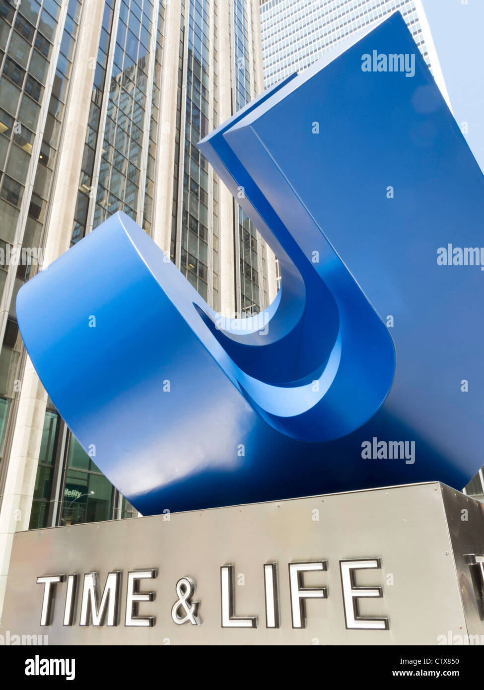 Cube courbées, par le sculpteur américain William Crovello, à l'extérieur de l'époque & Life Building, New York City Banque D'Images