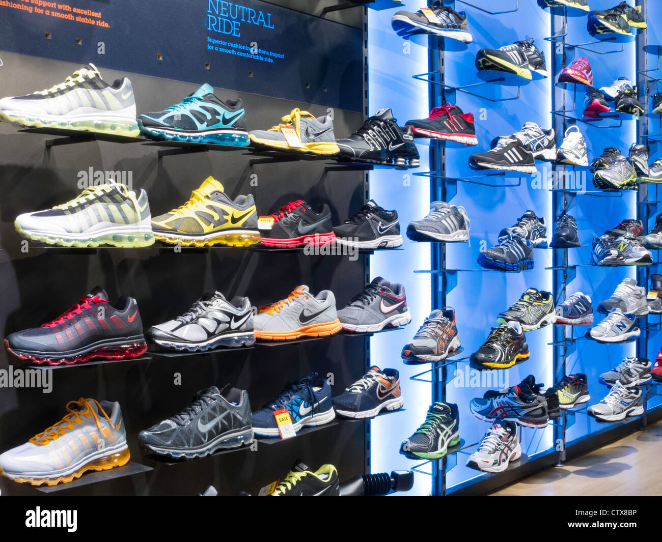 Mur de chaussures de sport, le modèle de magasin d'articles de sport  intérieur, NYC Photo Stock - Alamy