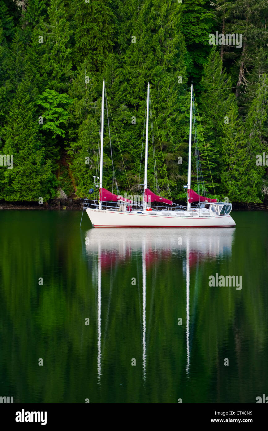 Navire à voile trois mâts à l'ancre dans une baie abritée, l'île de Vancouver, Canada Banque D'Images