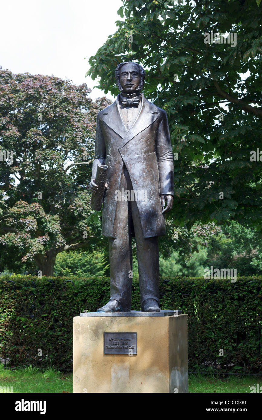Statue de Sir William Robert Grove PC QC FRS (11 juillet 1811 - 1 août 1896) était un juge et des sciences physiques. Banque D'Images