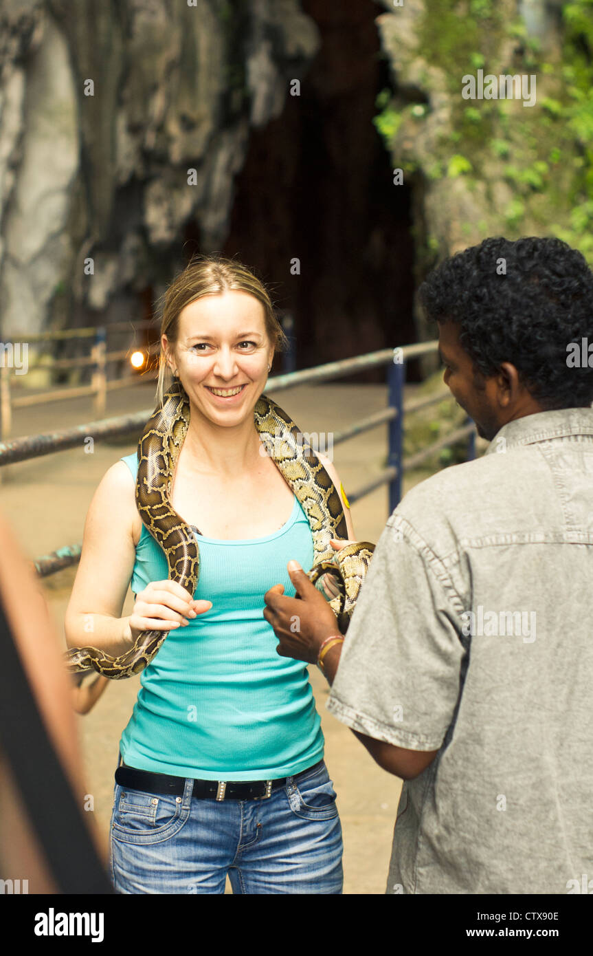 Un caucasian woman tourist posés avec snake dans batu cave, Kuala Lumpur, Malaisie. Banque D'Images
