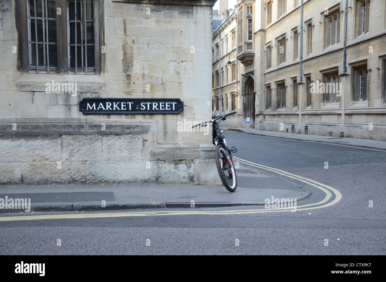 Vélo sur coin de rue à Oxford Banque D'Images