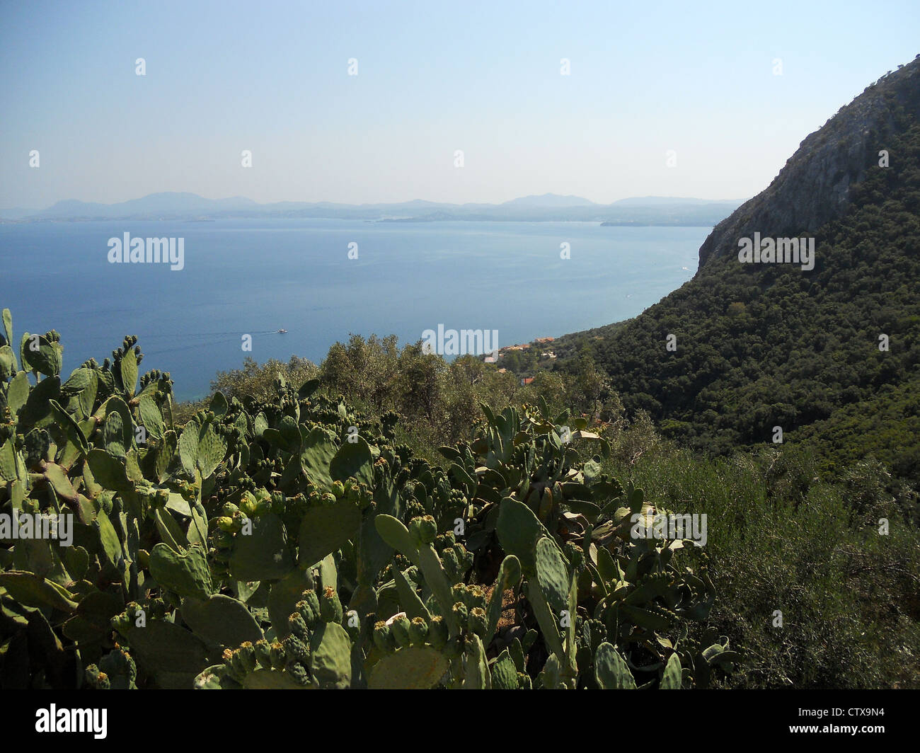 Vue de la montagne surplombant la mer à Corfou Banque D'Images