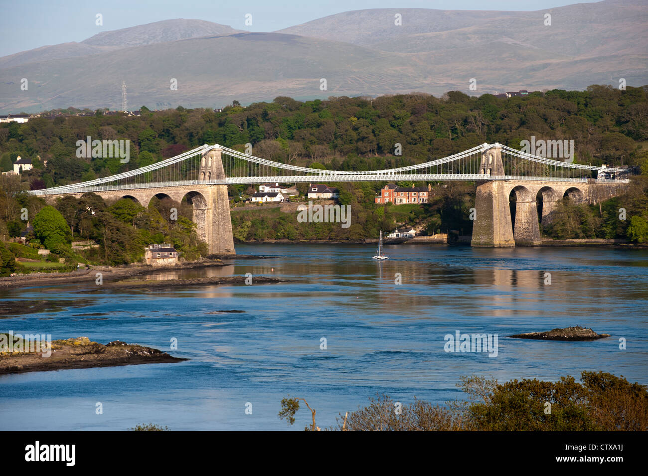 Pont suspendu de Menai Anglesey au nord du Pays de Galles au Royaume-Uni. Banque D'Images