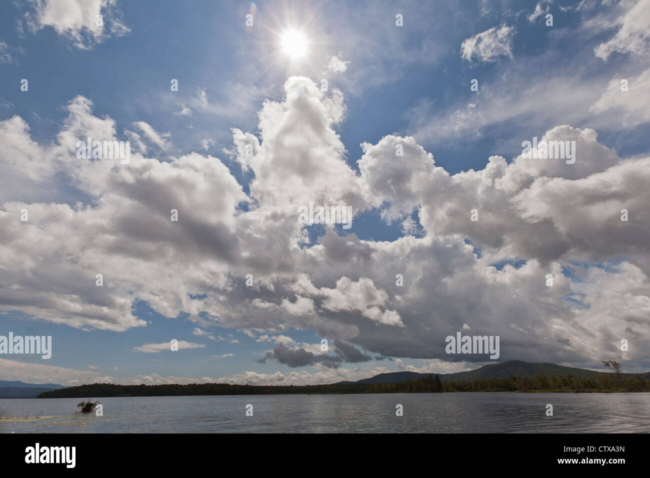 Les cumulus au-dessus du lac Lac Umbagog, New Hampshire, USA Banque D'Images