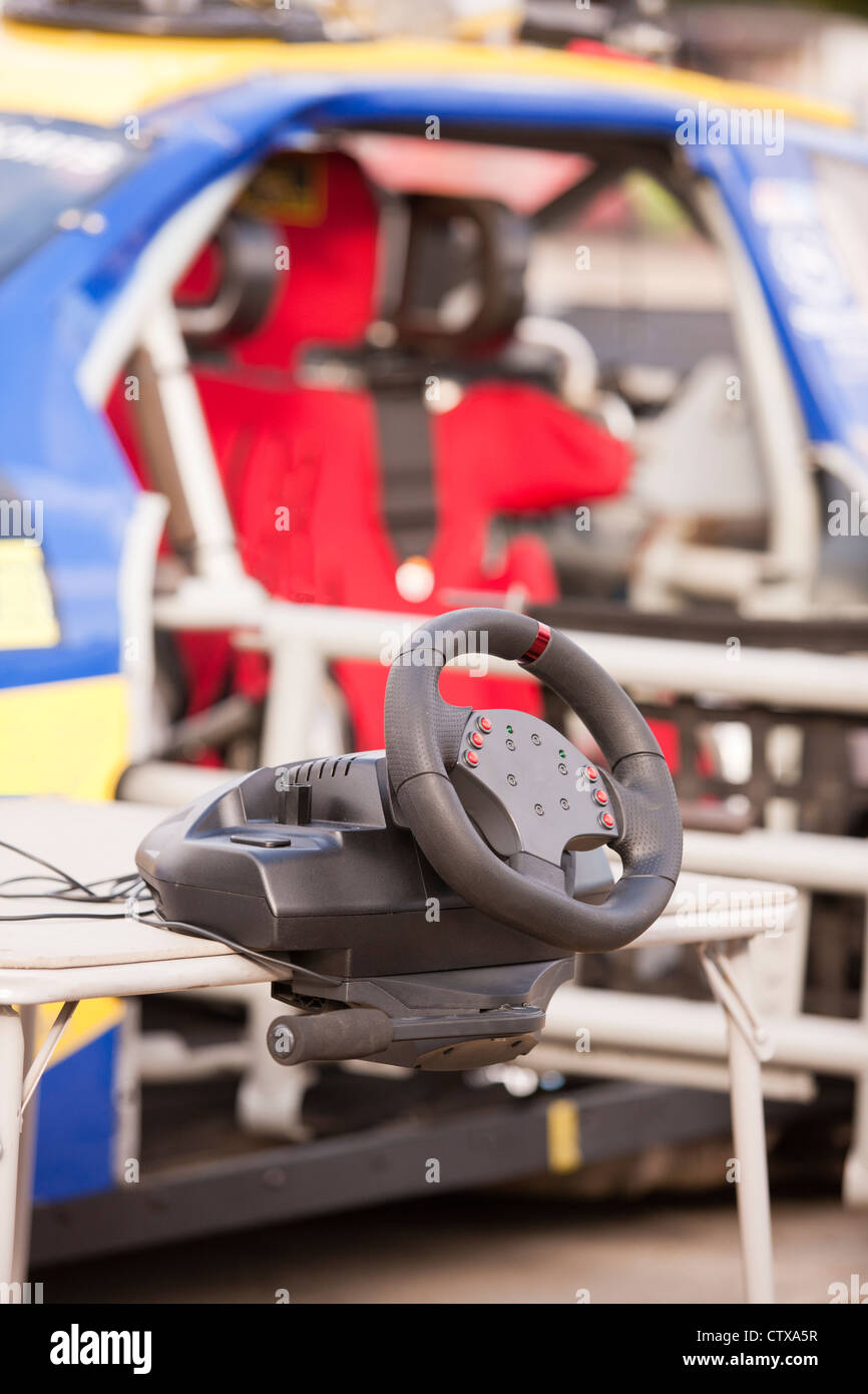 Roue pratique manuelle de simulateur utilisé pour les courses de voitures Banque D'Images