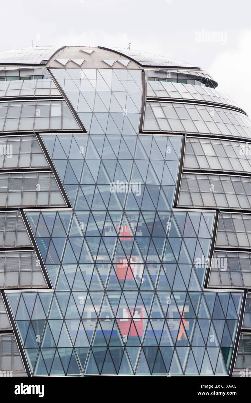 Bloc de bureau windows verre Résumé réflexions Londres Banque D'Images