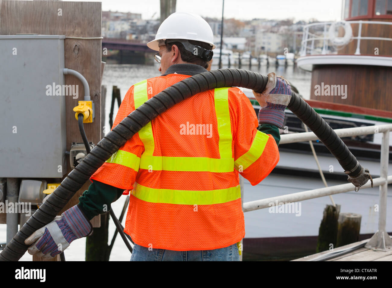 L'ingénieur en environnement l'extension flexible de pétrole pour le nettoyage des déchets toxiques de navire commercial Banque D'Images