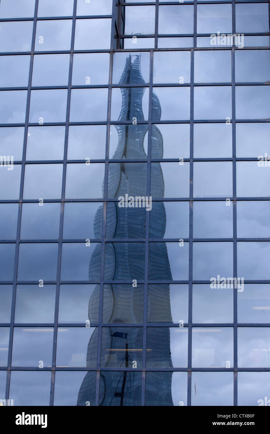 Bloc de bureau windows verre Résumé réflexions Londres Banque D'Images
