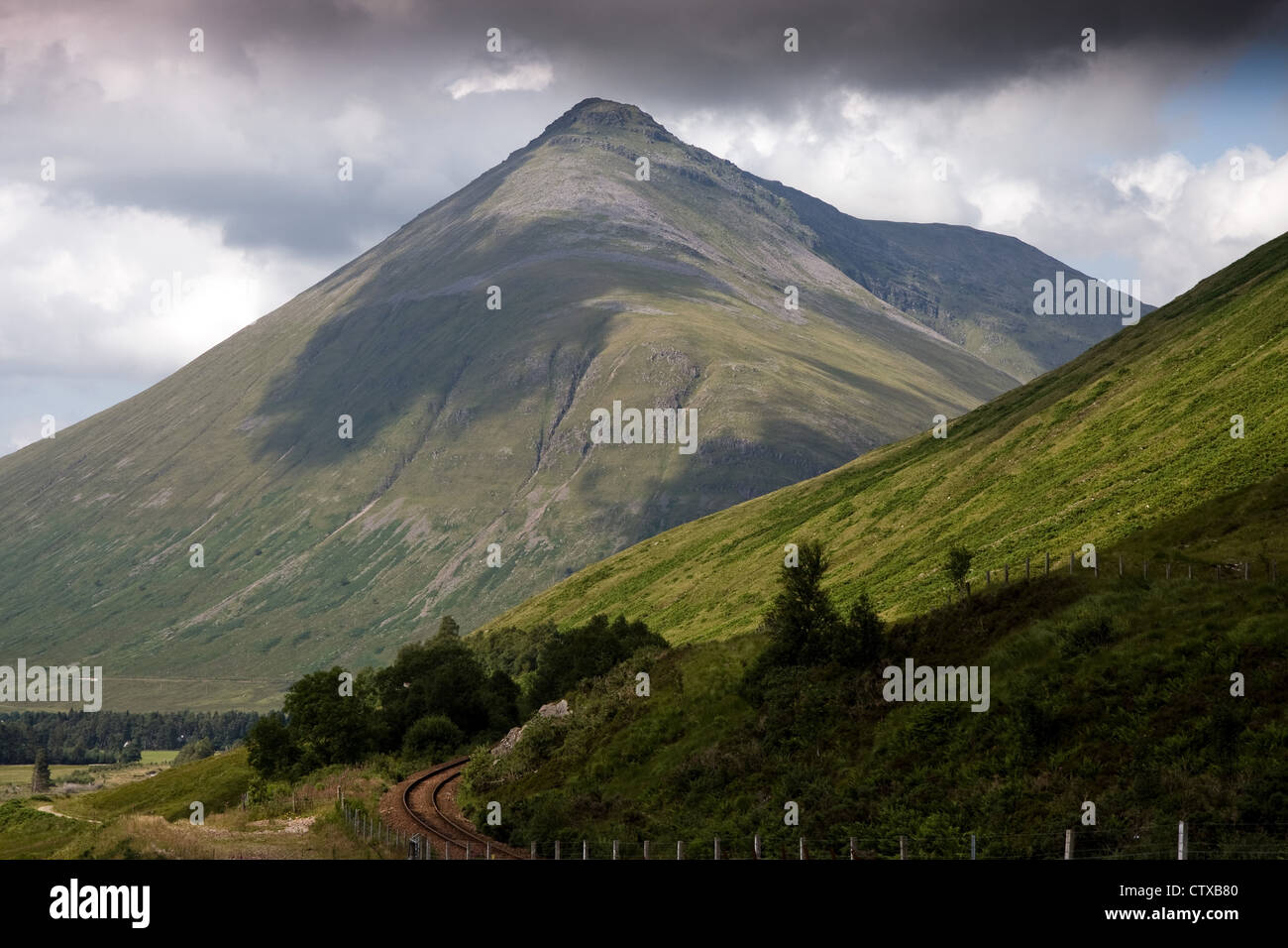 Beinn Dorain, avec la West Highland Line en premier plan Banque D'Images