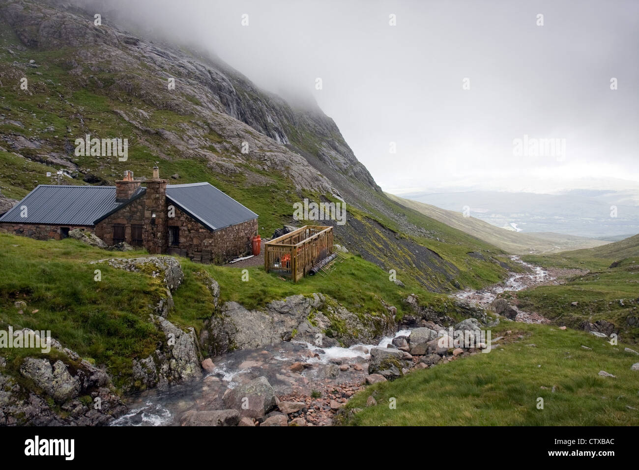 Le Charles Inglis Clark Hut sous la face nord du Ben Nevis, à bas l'Allt a'Mhuilinn Banque D'Images