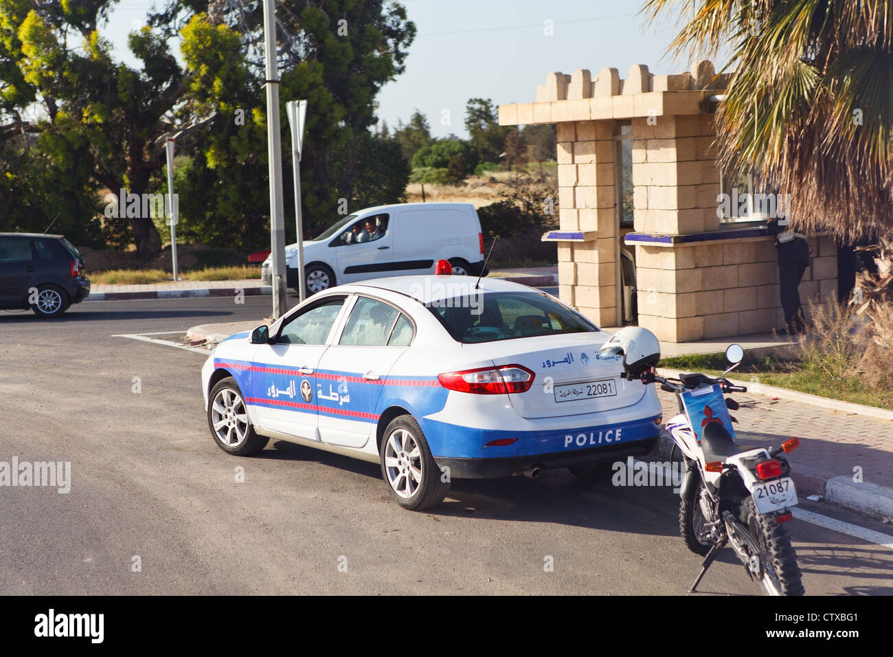 Une voiture de police sur la route de la Tunisie, l'Afrique Banque D'Images