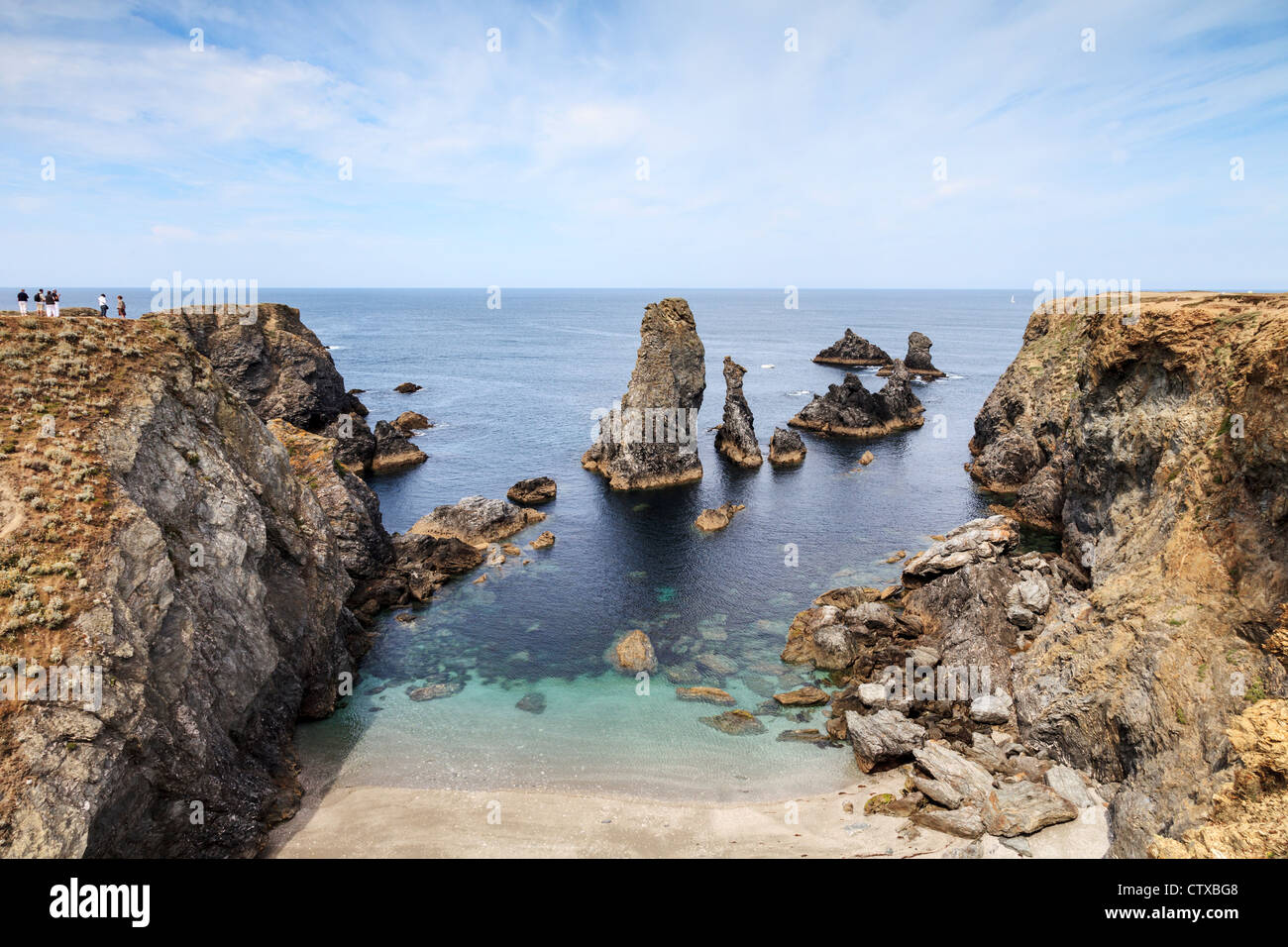 Partie touristique sur la falaise au-dessus les aiguilles de Port Coton, Belle-Ile, Bretagne, France. Banque D'Images