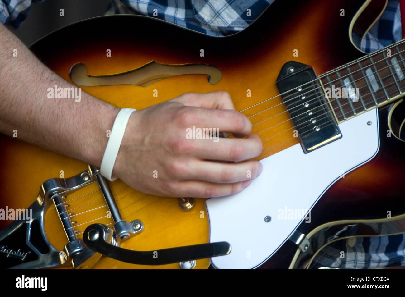 Un guitariste joue un Casino Epiphone guitare semi-acoustique Banque D'Images